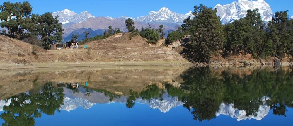 Why is Deoria Tal Trek famous?