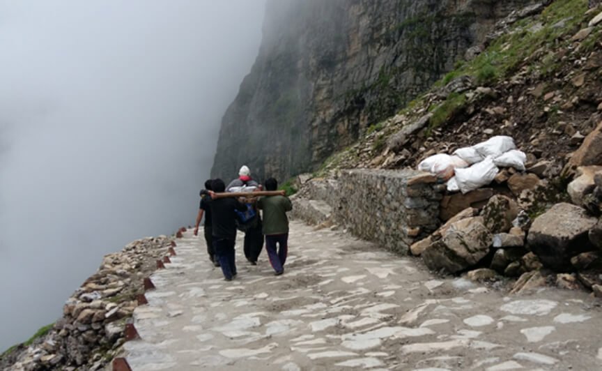 hemkund shahib gurudwara in uttarakhand trek image